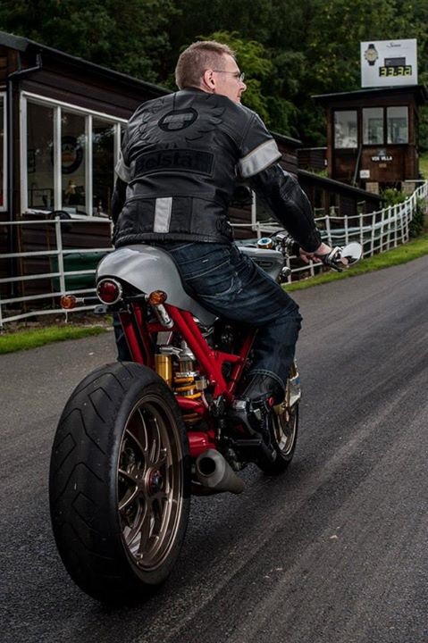 Кафе рейсер Ducati Monster SR2