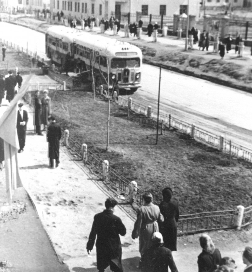 Первые автобусы на проспекте Сталина (ныне проспект Мира)