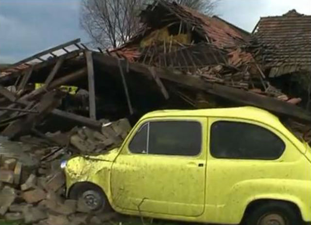 Торнадо разрушил поселок в Сербии.