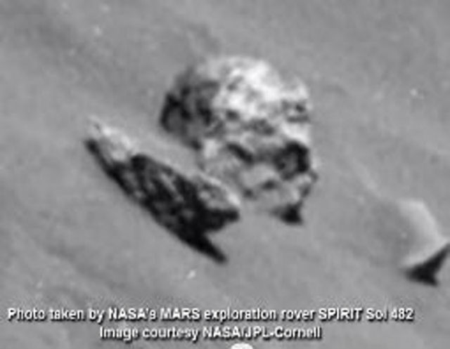 Череп на Марсе. Удивительно ясное фото NASA.