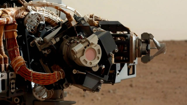 Марсоход Curiosity начал проверку своего двухметрового манипулятора.