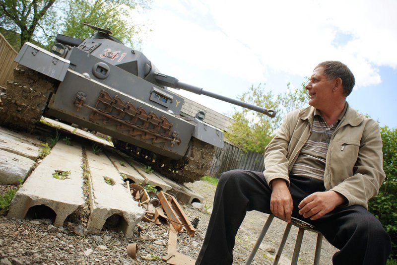 Екатеринбуржец построил танк из старых тракторов. Фоторепортаж