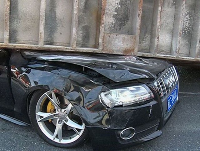 Двое китайцев выжили после того, как на их Audi упал контейнер