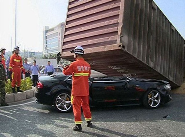 Двое китайцев выжили после того, как на их Audi упал контейнер