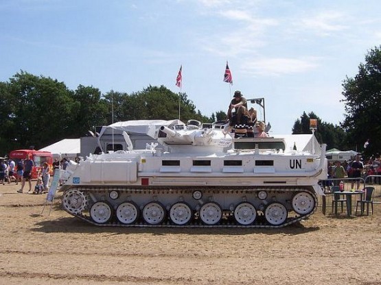 Белый свадебный танк