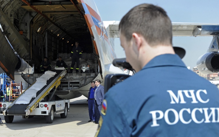 Самолет Минздрава РФ доставил в Сирию медикаменты и перевязочные материалы