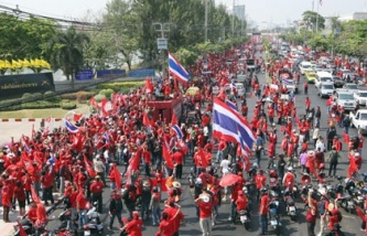 В Таиланде проходит масштабный марш оппозиции, требующей "мирного свержения" правительства