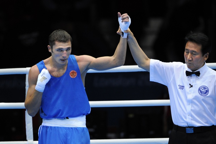 Боксер Андрей Замковой одержал победу на чемпионате России без боя