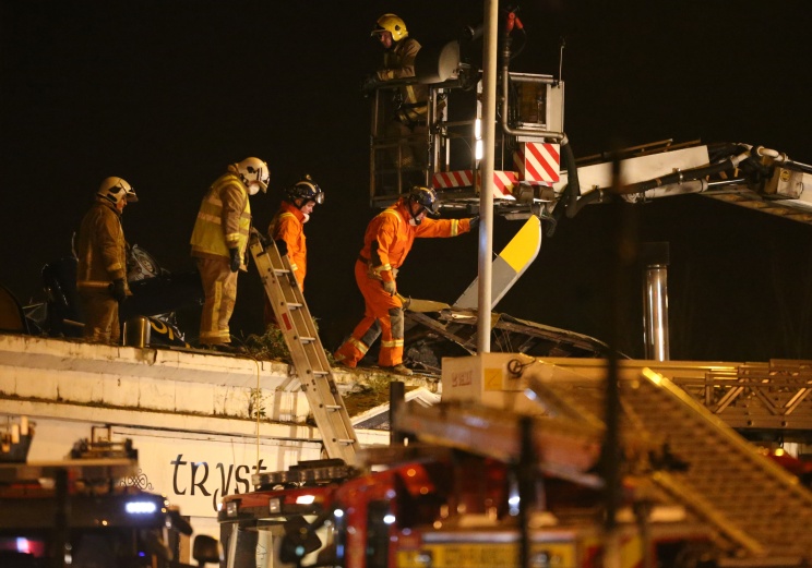 СМИ: После падения вертолета на бар в центре Глазго госпитализированы 32 человека