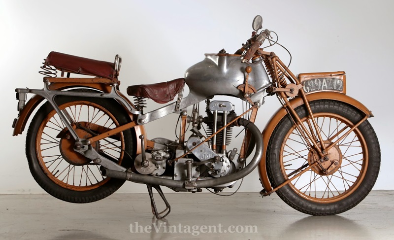 Старинный мотоцикл MGC N3 1920