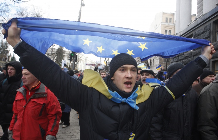 В Киеве колонна оппозиционеров двинулась к зданию кабинета министров
