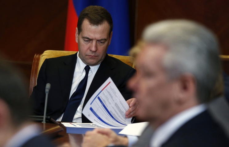 Медведев: события на Украине - внутреннее дело страны, но в РФ внимательно следят за этим
