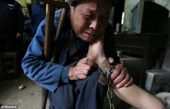 В Китае живет ребенок прикованный к цепи