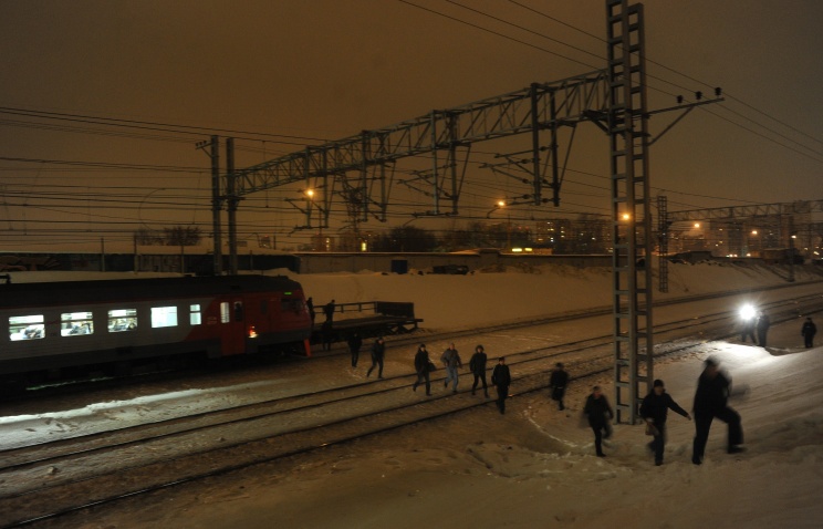 В Москве при проведении спецработ буровая установка повредила проходившую электричку