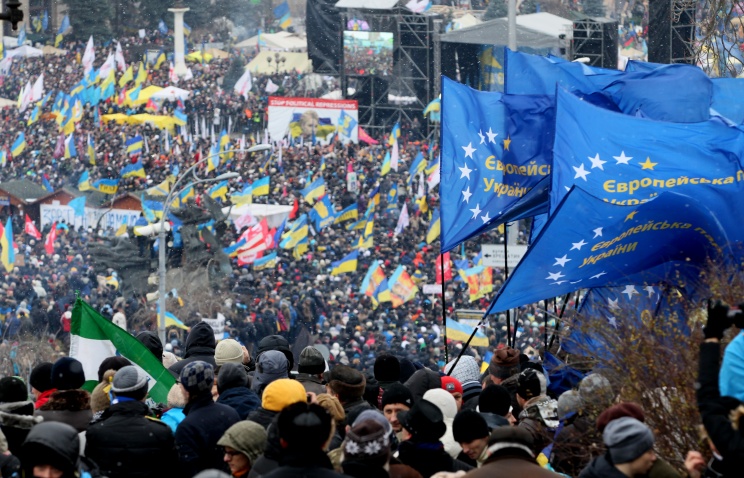 В Киеве на "народном вече" Кличко и Яценюк огласили требования оппозиции к президенту