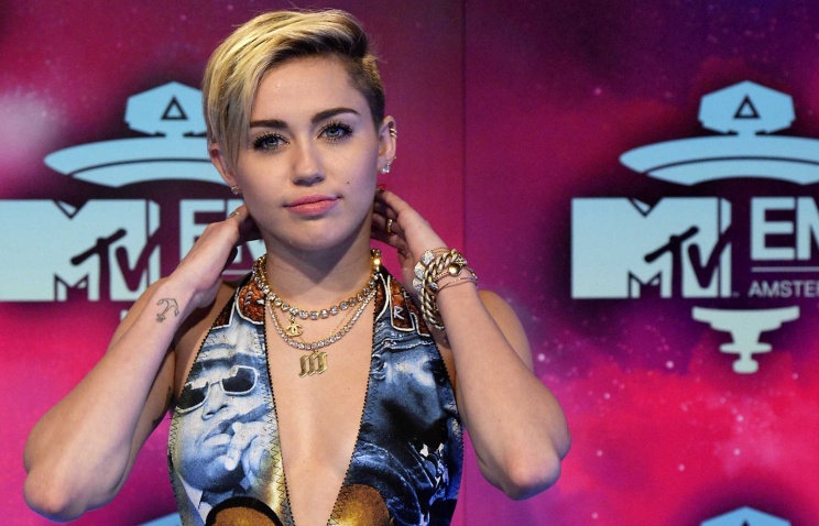 Певица Майли Сайрус стала исполнителем года по версии MTV