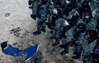 Митингующие в Киеве укрепляют баррикады на площади Независимости арматурой и снегом