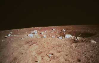 Первый китайский луноход "Нефритовый заяц" начал путешествие по поверхности Луны