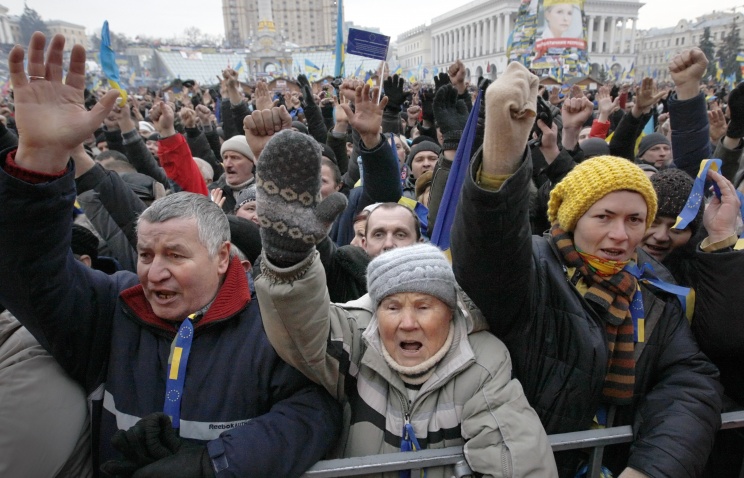 Митингующие на площади Независимости "запретили" Януковичу подписывать соглашения с РФ