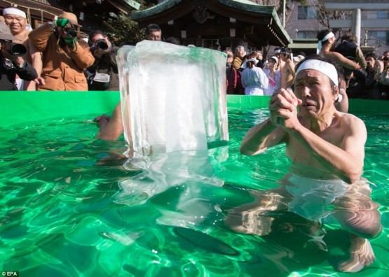 Японская традиция обнимания с ледяными глыбами