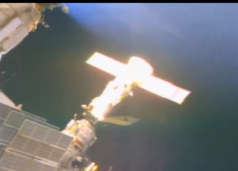 Инопланетный корабль причалил к Международной космической станции (фото+видео)