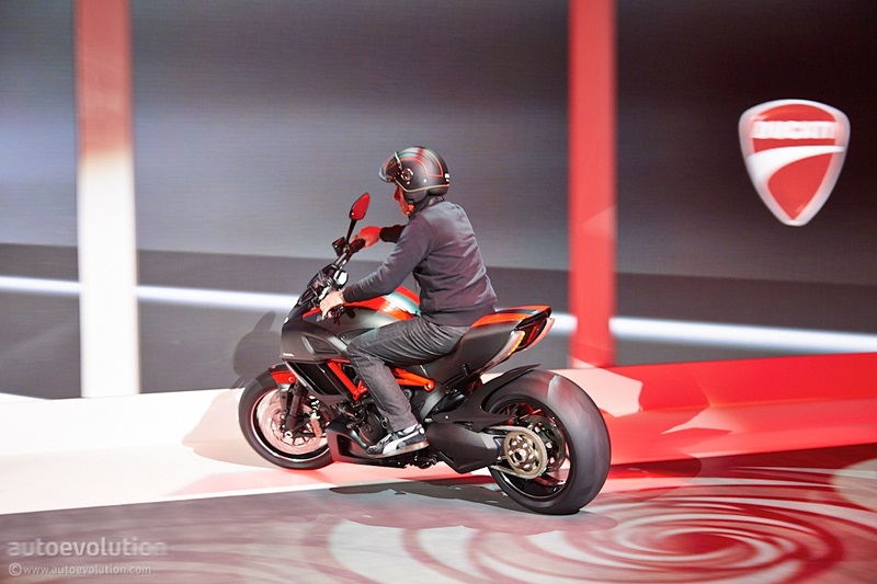 Живые фотографии и спецификация Ducati Diavel 2014/2015