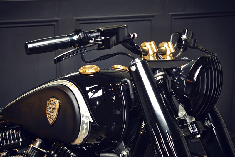 Кастом Rough Crafts Crowned Stallion на базе Harley-Davidson Softail Slim
