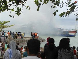 В Индонезии загорелся пассажирский паром