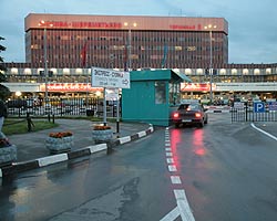 Владельцев парковок при аэропортах Москвы заставят снизить цены