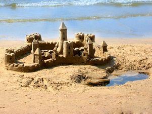 Средневековый город из песка вырос прямо на пляже