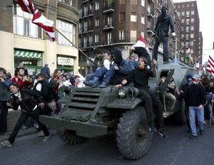 Демонстранты в Будапеште вывели на баррикады танк Т-34