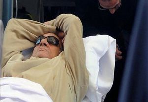 Мубарака вернули из военного госпиталя в тюремную больницу
