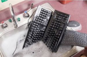 Серебро удалит все опасные бактерии с клавиатуры и телефона