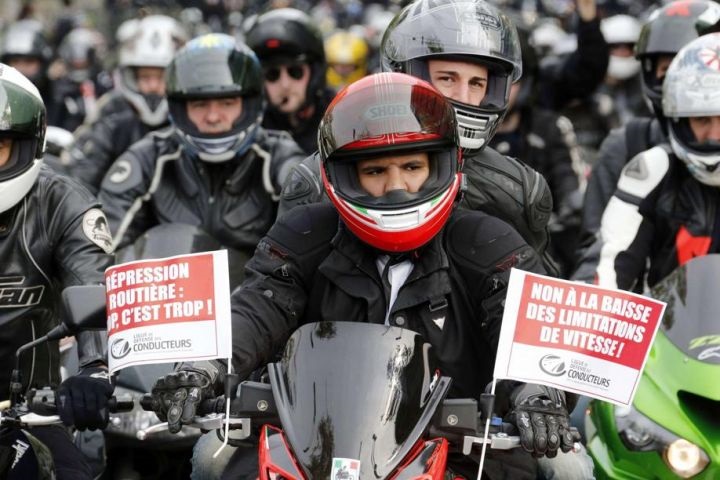 Массовый протест мотоциклистов и автомобилистов во Франции