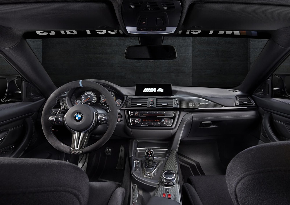BMW M4 Coupe - ведущий автомобиль безопасности MotoGP 2015