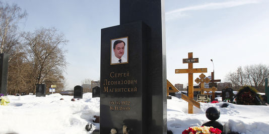 Sergej Magnitski starb im november 2009 infolge der misshandlung während seiner untersuchungshaft im gefängnis Matrosskaïa Tichina in Moskau.