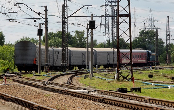 В Донецкой области подорвали поезд, движение остановлено