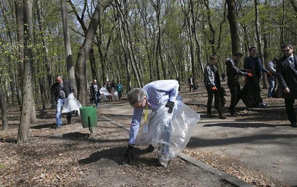 Посол США собирал мусор в киевском парке
